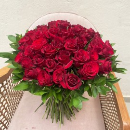 50 magnifiques roses en bouquet main